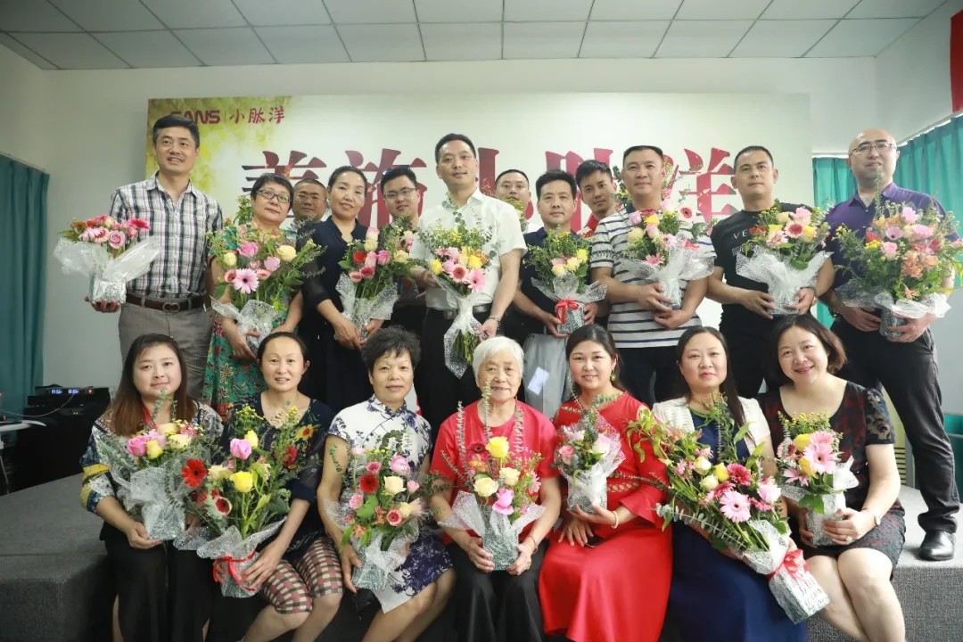 图为插花活动合照 图为插花活动合照